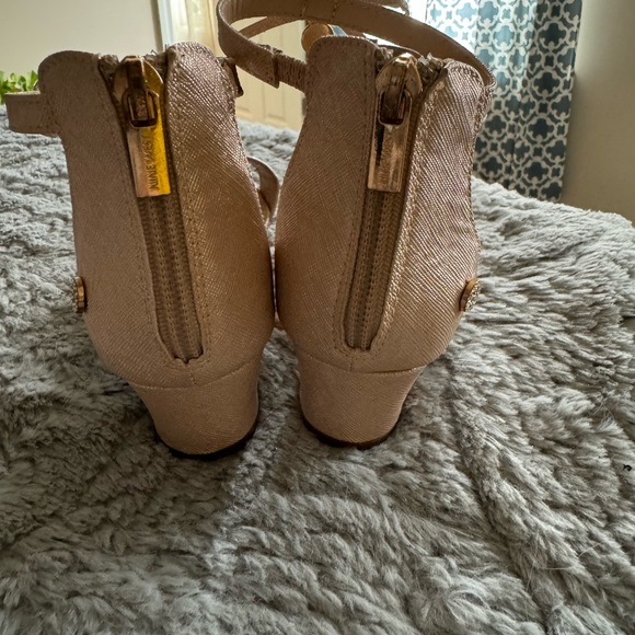Girls Nine West champagne dress shoes size 4, excellent condition. Worn once. - Picture 7 of 13